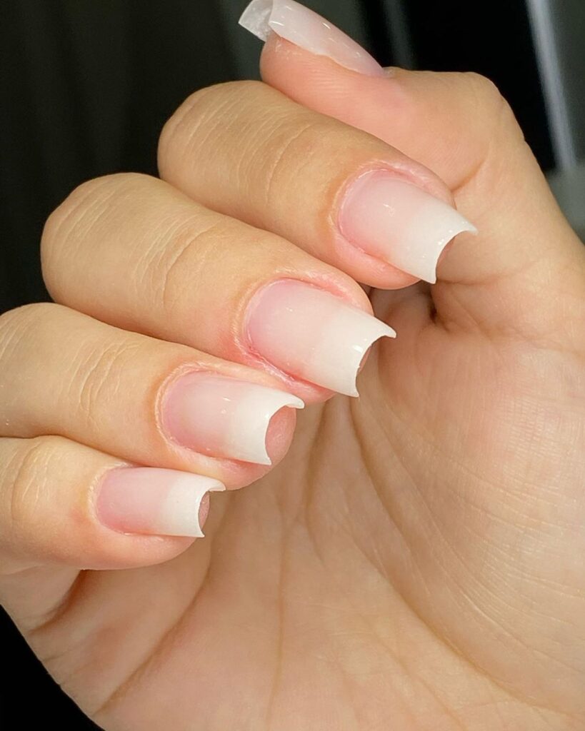 Modelo de unhas feitas com gel.