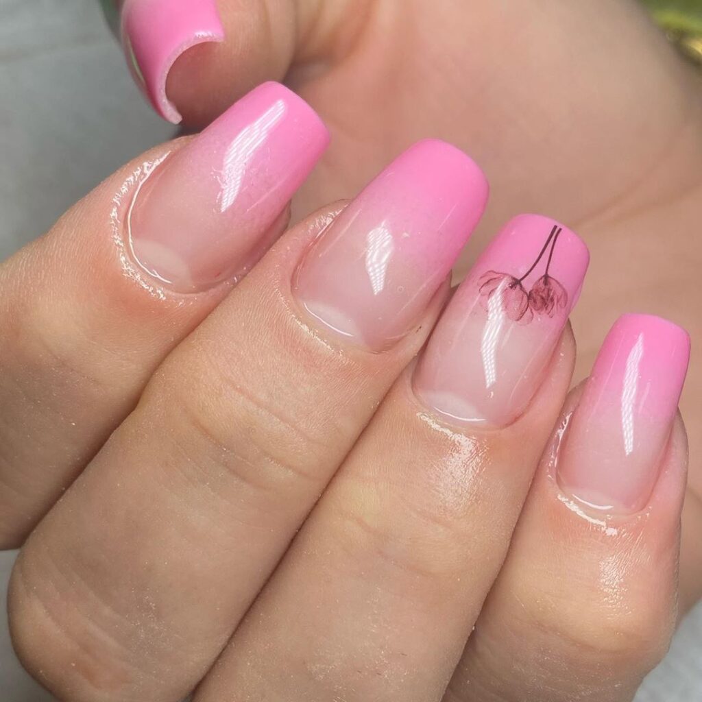 Modelo de unhas em gel com adesivos encapsulados.