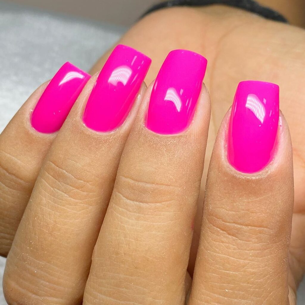 Unhas no estilo blindadas e  com esmaltação em gel.