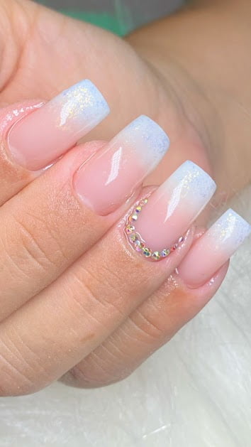 Unhas feitas em gel e no estilo degradê.