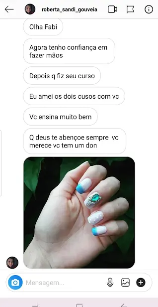 aluna do curso de manicure e pedicure mostrando seu trabalho