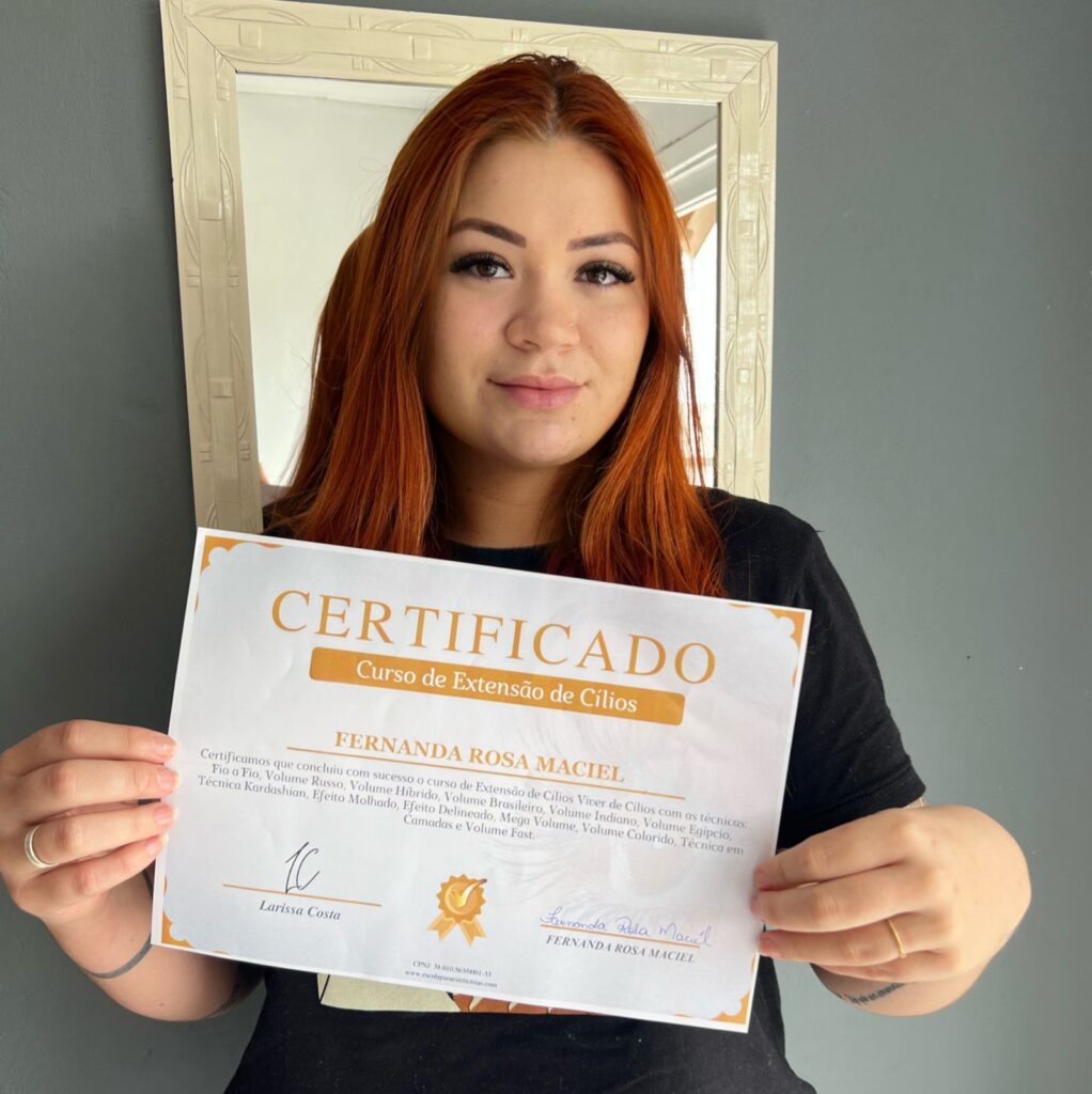 aluna do curso viver de cílios com certificado